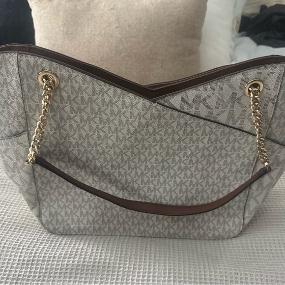 Michael Kors Jet Set Tote - Picture 2 of 5